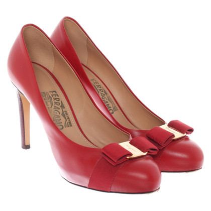Salvatore Ferragamo Pumps/Peeptoes Leather in Red