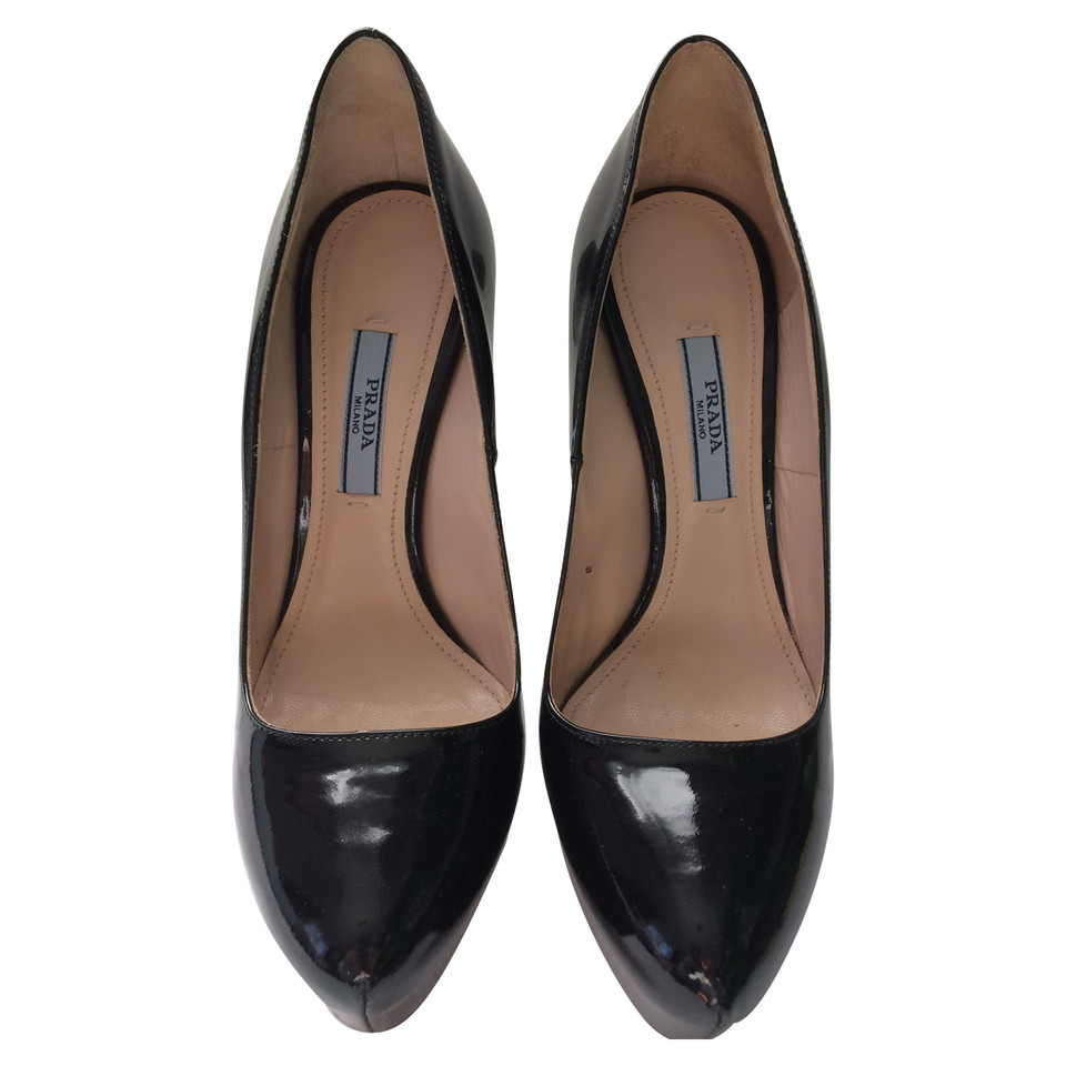 Prada Pumps/Peeptoes aus Lackleder in Schwarz