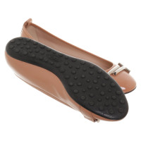 Tod's Chaussons/Ballerines en Cuir verni en Nude