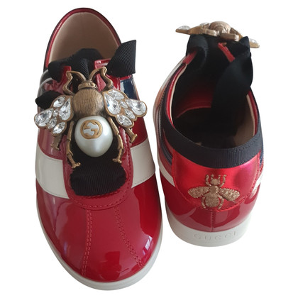 Gucci Sneakers aus Lackleder in Rot