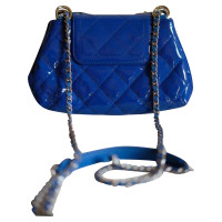Chanel Umhängetasche aus Lackleder in Blau