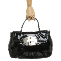 Miu Miu Handtasche aus Lackleder in Schwarz