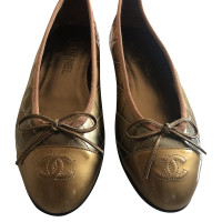 Chanel Slippers/Ballerina's Lakleer in Goud