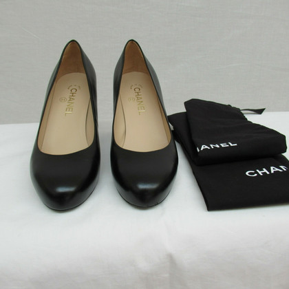 Chanel Pumps/Peeptoes aus Leder in Schwarz