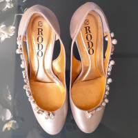 Rodo Pumps/Peeptoes Suède in Beige