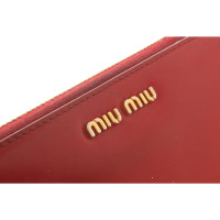 Miu Miu Täschchen/Portemonnaie aus Lackleder in Rot