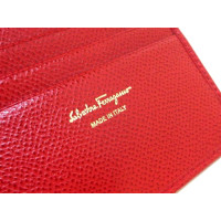 Salvatore Ferragamo Täschchen/Portemonnaie aus Leder in Rot