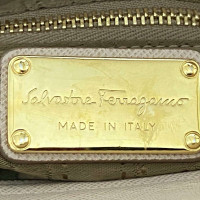 Salvatore Ferragamo Handtasche aus Leder in Beige