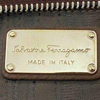 Salvatore Ferragamo Umhängetasche aus Leder in Braun