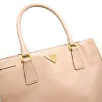 Prada Handtasche aus Leder in Rosa / Pink