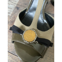 Dolce & Gabbana Pumps/Peeptoes aus Lackleder in Khaki