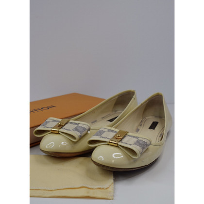 Louis Vuitton Slippers/Ballerina's Lakleer in Crème
