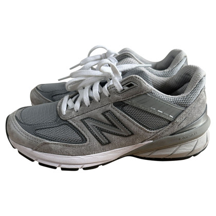 New Balance Sneakers aus Wildleder in Grau