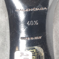 Balenciaga Pumps/Peeptoes aus Wildleder in Grau