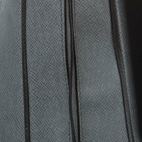 Louis Vuitton Roman MM Taiga aus Leder in Grau