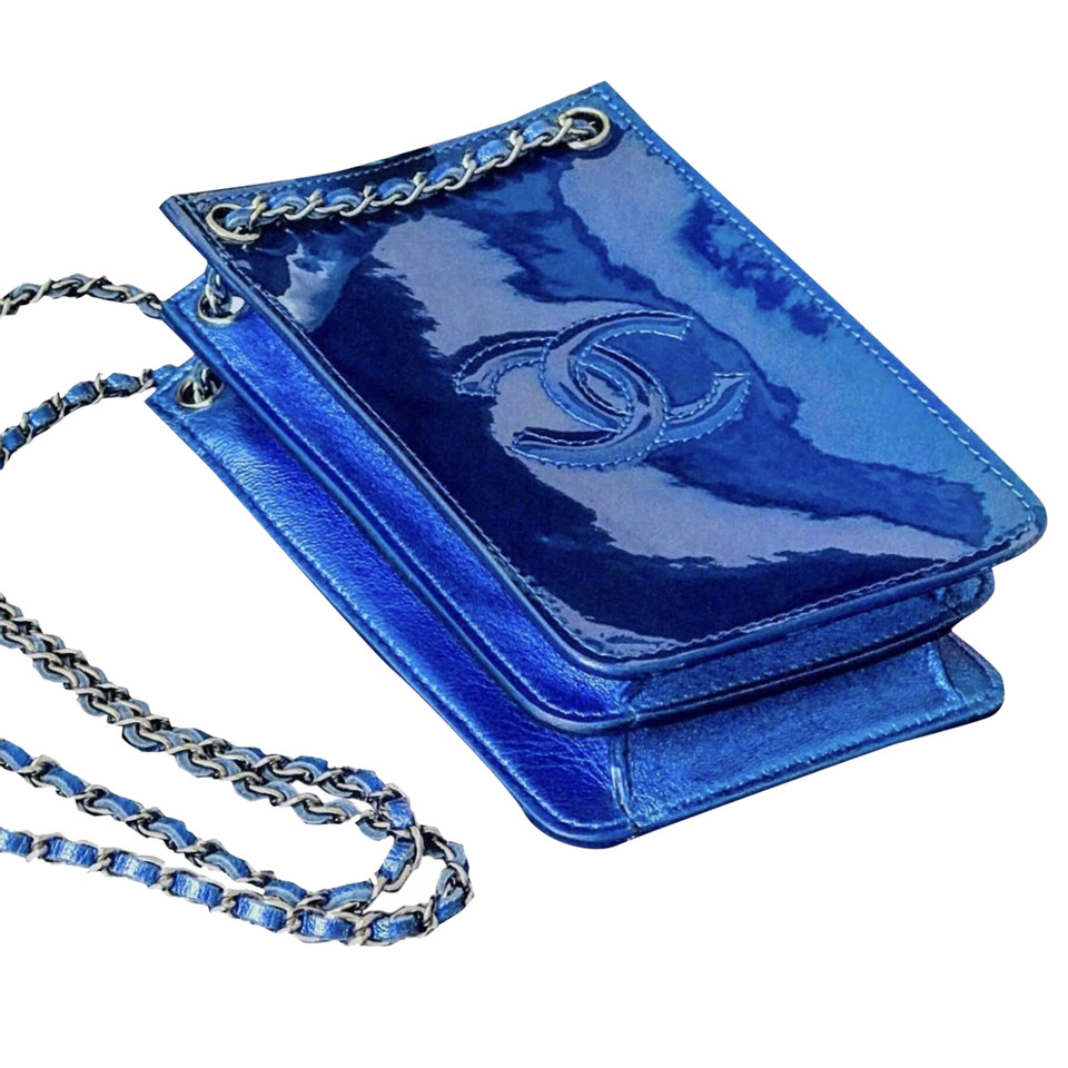 Chanel Handtasche aus Lackleder in Blau