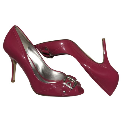 Guess Pumps/Peeptoes aus Lackleder in Fuchsia