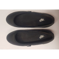 Nike Slippers/Ballerina's Leer in Zwart