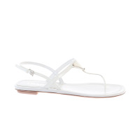 Prada Sandalen aus Lackleder in Creme