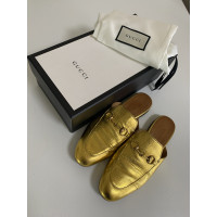 Gucci Slipper/Ballerinas aus Leder in Gold