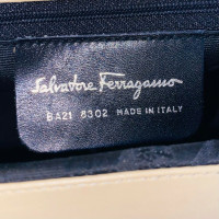 Salvatore Ferragamo Handtasche aus Leder in Creme