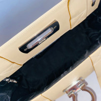 Salvatore Ferragamo Handtasche aus Leder in Creme