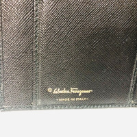 Salvatore Ferragamo Täschchen/Portemonnaie aus Leder in Schwarz