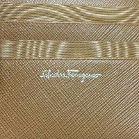 Salvatore Ferragamo Täschchen/Portemonnaie aus Leder in Braun