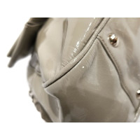 Saint Laurent Handtasche aus Lackleder in Grau