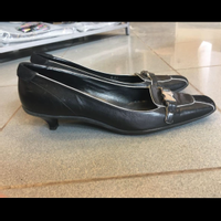 Prada Chaussures compensées en Cuir en Noir