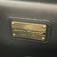 Salvatore Ferragamo Handtasche aus Leder in Schwarz