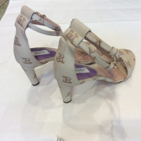 Max Mara Sandalen aus Leder in Beige