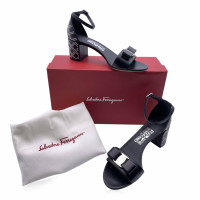 Salvatore Ferragamo Sandalen aus Leder in Schwarz