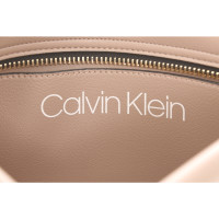 Calvin Klein Umhängetasche aus Leder in Taupe