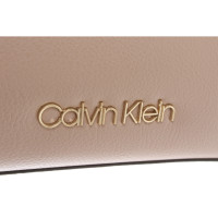 Calvin Klein Umhängetasche aus Leder in Taupe