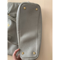 Prada Handtasche aus Leder in Grau