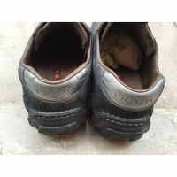 Prada Sneakers aus Wildleder in Grau