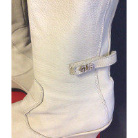 Cesare Paciotti Stiefel aus Leder in Creme