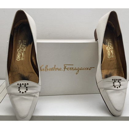 Salvatore Ferragamo Pumps/Peeptoes Leather in Cream