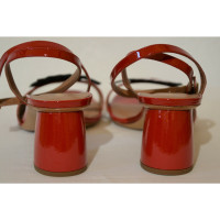 Emporio Armani Sandalen aus Lackleder in Rot