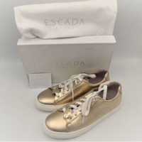 Escada Sneakers aus Leder in Gold