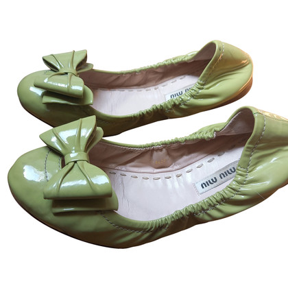 Miu Miu Slipper/Ballerinas aus Lackleder in Grün