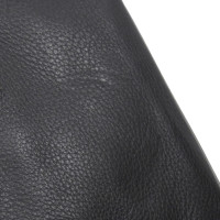 Armani Umhängetasche aus Leder in Schwarz