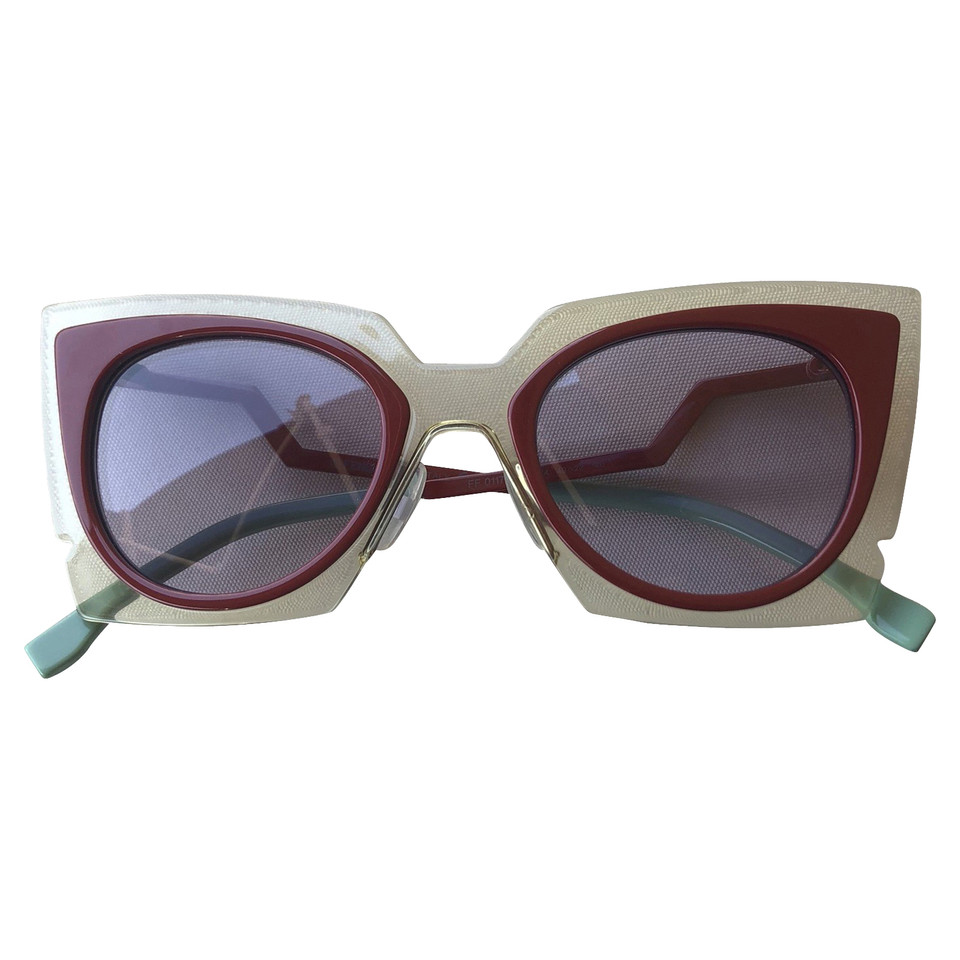 Fendi Des lunettes de soleil