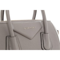 Givenchy Antigona aus Leder in Grau