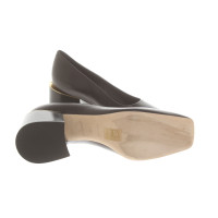 Burberry Pumps/Peeptoes aus Leder in Schwarz