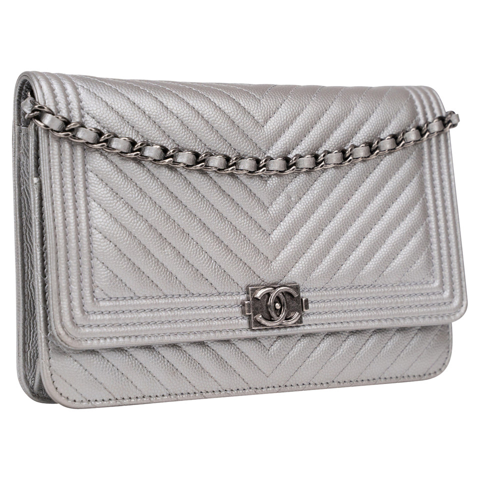 Chanel Boy Wallet on Chain aus Leder in Silbern
