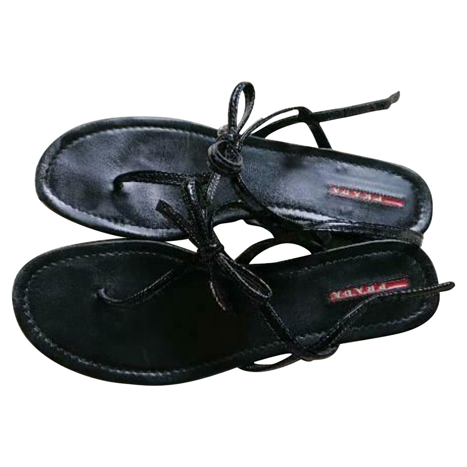 Prada Sandalen aus Lackleder in Schwarz