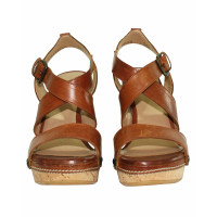 Stuart Weitzman Wedges aus Leder in Braun