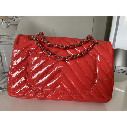 Chanel Classic Flap Bag Medium aus Lackleder in Rot
